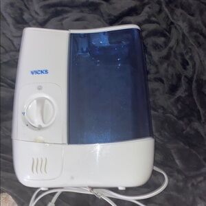 Vicks White and Blue Humidifier